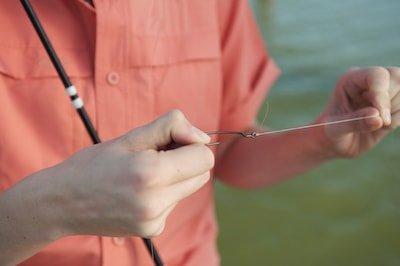 tying fishing line